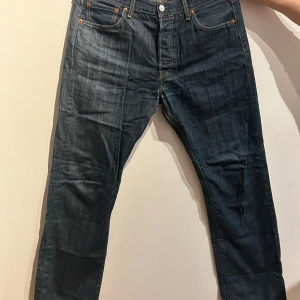Levis jeans 501 - Säljer ut kläder som ej kommer till användning längre. Säljer Levis jeans 501 i mycket bra skick i storlek W34 L32, de är för små för mig och måste därför sälja de. Pris kan diskuteras.