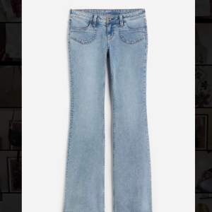Säljer dessa assnygga jeans från hm🤩lågmidjade och bootcut modell, helt slut på hemsidan🤞mina är en nyans mörkare än på bilden! storlek xs 