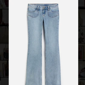 Lågmidjade jeans - Säljer dessa assnygga jeans från hm🤩lågmidjade och bootcut modell, helt slut på hemsidan🤞mina är en nyans mörkare än på bilden! storlek xs 