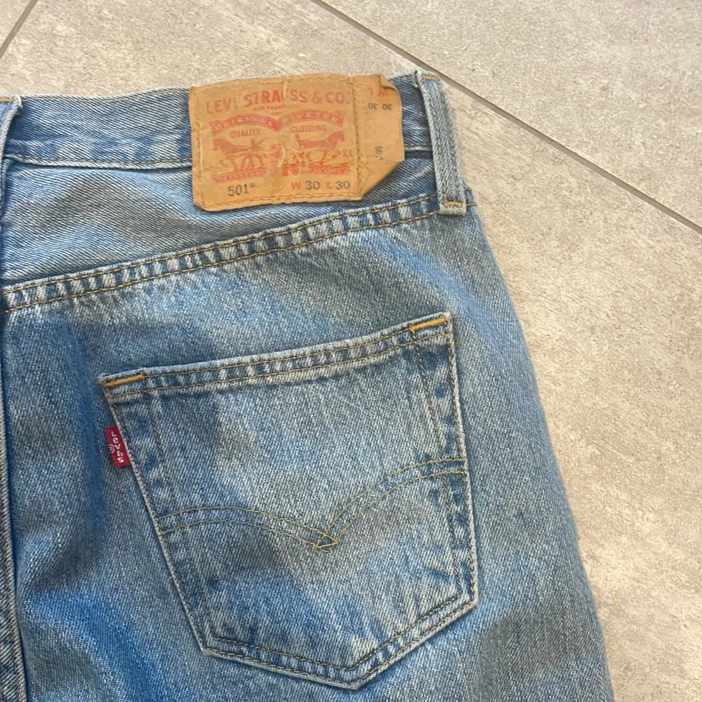 Snygga ljusa jeans från Levis, fungerar som unisex, använd ett fåtal gånger . Jeans & Byxor.