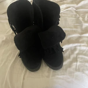 Intresse koll!  - !Intressekoll på mina fransskor! Bra skick! Inbyggd klack med fransar på sidorna💕 Jättecoola men har tyvärr ett par likadana fast i annan färg, därav säljer jag vid bra bud!  