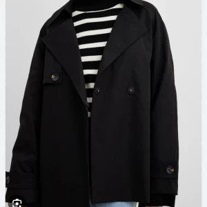 Trench coat nakd  - Storlek 32 Egna bilder finns. Jättefint skick 