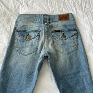 Lågmidjade bootcut jeans  - Vintage från Lee 🩷försmå för mig tyvärr så kan ej visa på! Midja: 68cm o innerben: 76cm 