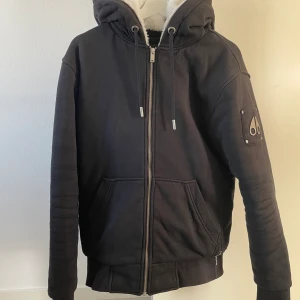 Moose Knuckle Jacka  - En moose knuckle jacka med avtagbar päls. Den är äkta och köpt från Johnells våran 2023. 