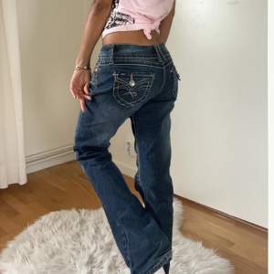 As snygga jeans från märket ”Angels” jätte bra skick!! Midjemått tvärsöver 34cm , innebenslängd 75 cm💞 Använd KÖP NU funktionen.