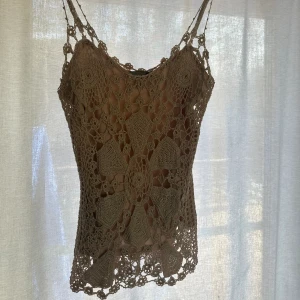 Linne - I storlek S men banden är justerbara