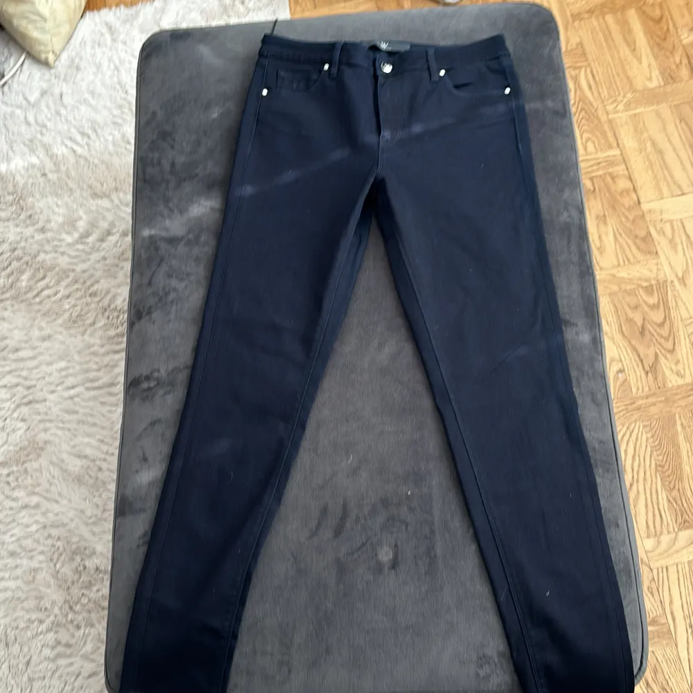 Ett par mörk mörk blåa jeans från tramarossa i storlek 31. Modellen är Bianca slim och är just för kvinnor. Direkt ifrån italien och skicket är 10/10 aldrig använda och retail är 2000 medans vårat pris är 700✌️. Jeans & Byxor.