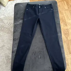 Ett par mörk mörk blåa jeans från tramarossa i storlek 31. Modellen är Bianca slim och är just för kvinnor. Direkt ifrån italien och skicket är 10/10 aldrig använda och retail är 2000 medans vårat pris är 700✌️