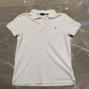 GANT Piké - Denna GANT piké från Zalando är en perfekt blandning av klassisk design och moderna detaljer. Tillverkad med högkvalitativa material för en bekväm passform som varar. nypris 900kr