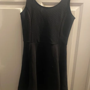 Svart klänning  - Svart jätte fin klänning från hm, är lite korsett liknande. Jätte skön Är i storlek 34 men passar även 36