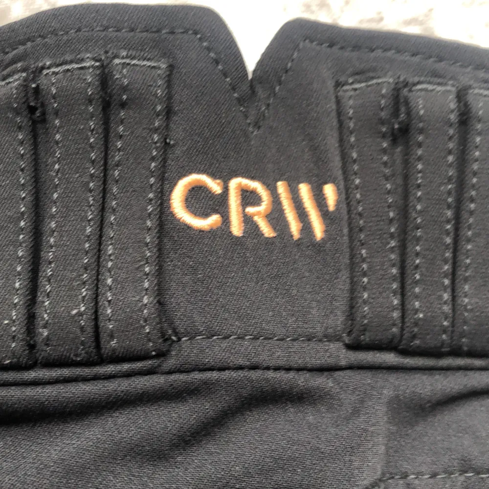 Säljer ett par svarta ridbyxor från CRW i storlek 36 och säljes för att de inte kommer till användning eftersom att jag har slutat rida. Priset går att diskutera . Jeans & Byxor.