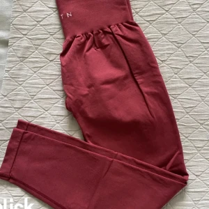 Nvgtn tights - Röda nvgtn tights Storlek S Säljes pga lite för korta i benen för mig