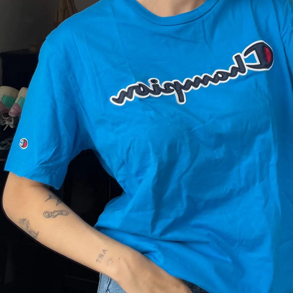 Blå Champion T-shirt använd endast ett fåtal gånger så i superbra skick!. T-shirts.