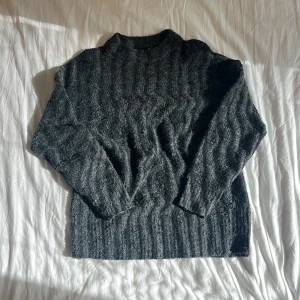 stickad tröja - mörkgrå stickad tröja som är lite längre och större i modelen😊 inga defekter🌸