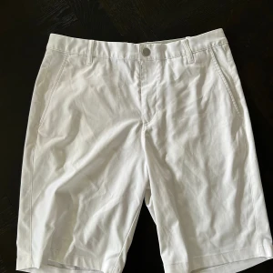 Puma golfshorts  - Golfshorts i väldigt bra skick, använt ett fåtal gånger. Nypris 489kr. Storlek 32