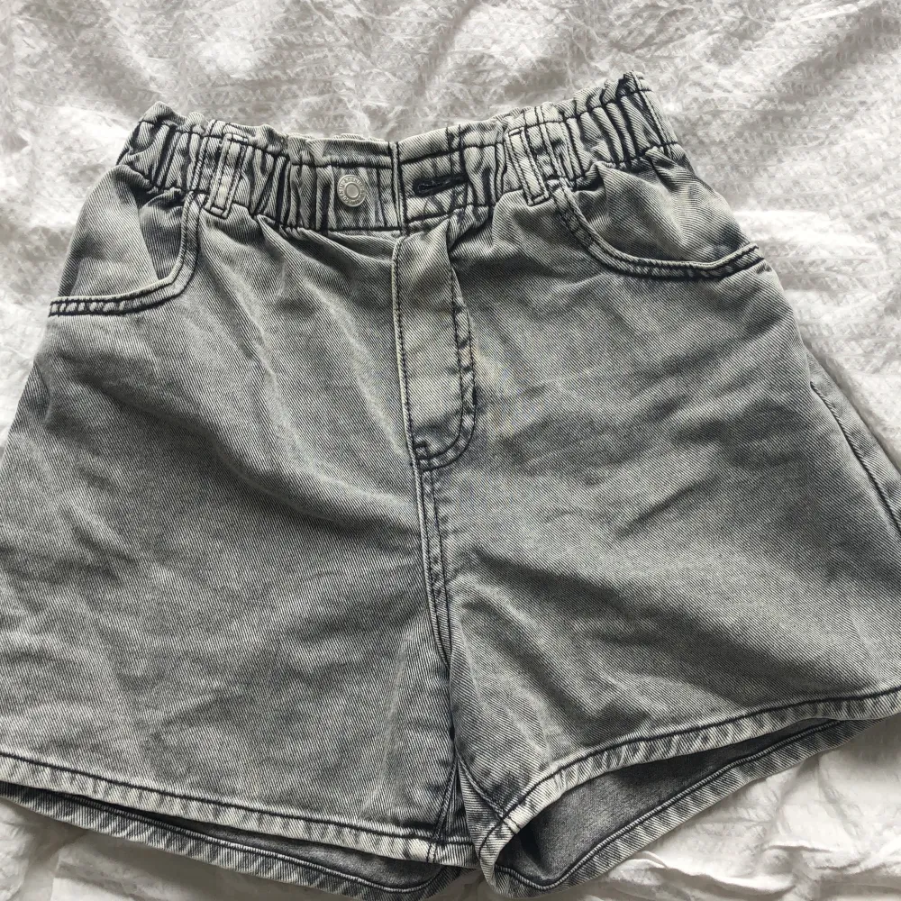 Säljer ett par gråa shorts från HM som är köpta i Augusti 2023 och har bara används 2-3 gånger och säljer därför att de inte används, priset är inte fast :). Shorts.