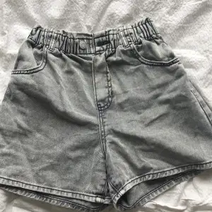 Säljer ett par gråa shorts från HM som är köpta i Augusti 2023 och har bara används 2-3 gånger och säljer därför att de inte används, priset är inte fast :)