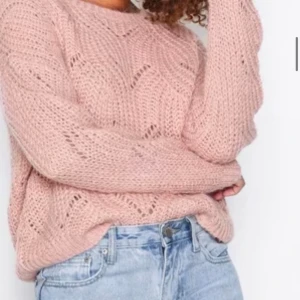 Stickad tröja  - fint skick. Mestadels legat i garderoben. Använd 2 gng. Nypris 299kr