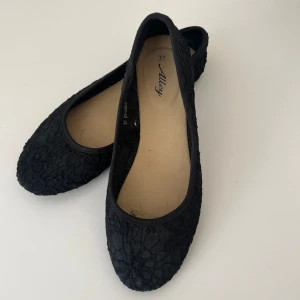 Ballerinaskor  - Svarta ballerinaskor fån skopunkten🖤 fint skick