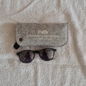 Henrik stenson glasögon - Säljer ett par Henrik Stenson glasögon. Dom har blivit använda ish 1 gång men va för stora. Det är en rosa lins och metal bågar med. Priset kan diskuteras.👍