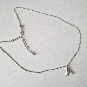 Halsband med bokstaven A. Rostfritt stål. Vintage 
