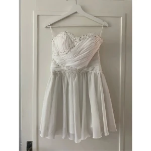 Studentklänning  - Superfin studentklänning från Nelly! Bra kvalitet och fina detaljer, har dragkedja vid sidan. Använd 1 gång!! Storlek S men kanske även passar storlek M ❤️