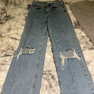 Jeans från Na-KD - Hej! Säljer dessa  jeans då dem är förstora, väldigt sköna. Fin färg