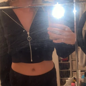 Cropped hoodie  - Säljer denna croppade hoodie från even&odd🖤 säljs pga den aldrig används!! 