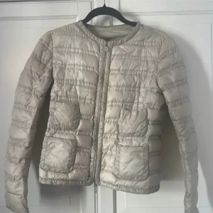 Moncler jacka  - Säljer min moncler jacka som är perfekt nu till våren! Säljer pga för liten för mig:).Skriv för mer info 