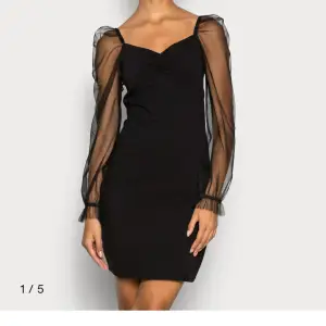 Säljer nu denna jättefina klänning som jag köpt på Zalando för ett år sedan. Klänningen köptes för 479 kr och jag säljer för 350 kr då den har kommit till användning en gång💓