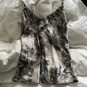 Satinlinne - Mönstrat satin linne köpt i Grekland, oanvänt