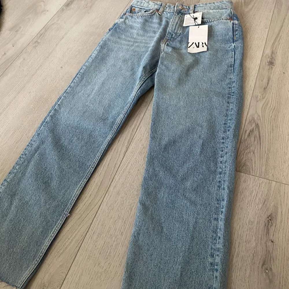 Ljus blåa jeans från Zara. helt oanvända och i storlek 34. Jeansen slutar precis under naveln på mig och har raka ben🤍. Jeans & Byxor.