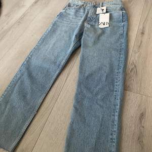 Ljus blåa jeans från Zara. helt oanvända och i storlek 34. Jeansen slutar precis under naveln på mig och har raka ben🤍