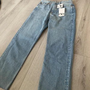 Jeans - Ljus blåa jeans från Zara. helt oanvända och i storlek 34. Jeansen slutar precis under naveln på mig och har raka ben🤍