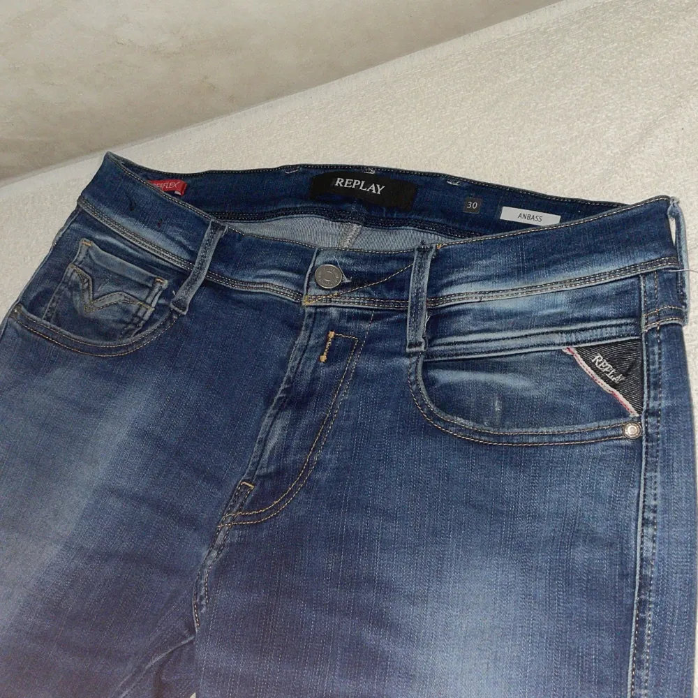 Rikigt stilrena replay jeans i modellen Anbass👖🙌. Jeansen har en jätte fräsch fade och lite ripped här och där.! Nypris-1800 Mitt pris-600🤩 Skick-7,8/10 eftersom dom är använda🍾👖. Storlek-30/32🔥. Jeans & Byxor.