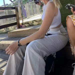 Lxa linnebyxa - Säljer mina linnebyxor från LXA som inte finns att köpa längre. Stolek xs men sitter som s. De är långa i modellen💕