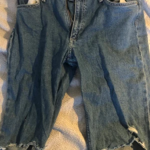 Blå straight HM jeans med hål - Slutsålda i butik💞nypris 500 (tror jag)❤️ använda några få gånger, lite lite stora för mig (är 161) men det funkar endå💕 Köp inte nu, tar endast swish! Köparen står för frakt❤️