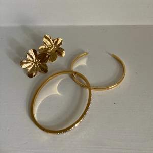 säljer dessa fina smycken i guld (ej äkta) ett par örhängen och två armband! säljer allt för 140kr!