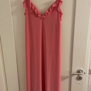 Klänning  - Jättefin klänning från zara som jag tyvärr aldrig fått användning av. Perfekt nu till sommaren🩷 pris går att diskutera, skriv vid frågor/ fler bilder💗