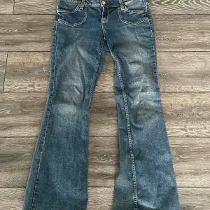 Jättefina lågmidjade jeans i modellen flare, köpta på h&m, lite slitna vid fötterna💗💗 W40 L103, innerbenslängd: 79 cm