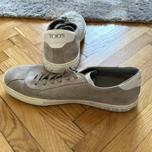 Tod’s gråa sneakers  - Grå mocka, logga på hälen, sällan använda. Skolåda finns
