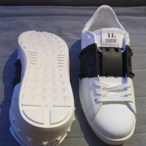 Valentino  - Hej, säljer du dessa snygga Valentinos. Sitter bra och är i storlek 44. Man får med en Valentino påse i tyg som skorna är i. Skriv vid mer bilder eller funderingar. Kan skickas.