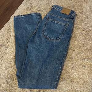 Superfina raka jeans i storlek 26/32 ifrån weekday. Aldrig använda och i gott skick. Köpta för 500kr 