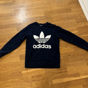 Adidas Sweatshirt - Marinblå sweatshirt från Adidas. I bra skick med inga defekter. 158 i barnstorlek men passar även äldre då den inte sitter tajt. Skriv för frågor ❤️
