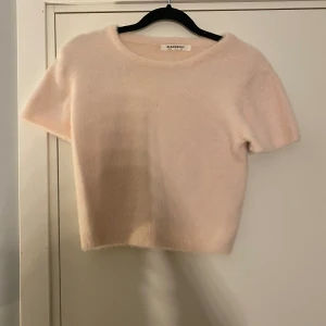 Stickad t-shirt - Säljer denna gosiga stickade t-shirt. Storlek S.💘