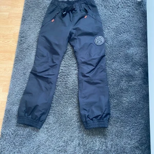 Dope skidbyxor  - Jag säljer mina extremt sköna och fina dope skidbyxor för att dom tyvärr inte passar mig dom är använda 4/5 gånger😀Det är storlek M  Ordinarie pris på dem här 2000kr så jag säljer dem för 500 kr , perfekt till julklapp