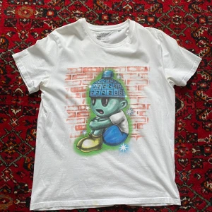 Yung Lean tshirt - En välanvänd tshirt från yung Lean. Säljer då jag slutat lyssna på honom. Lite fläckar och ett litet hål, se bild. Köparen står för frakt. Kan mötas i Stockholm. Hör av dig för fler bilder!