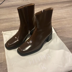 Kängor från Filippa K köpta för 4900, används inte❤️ - Oanvända 