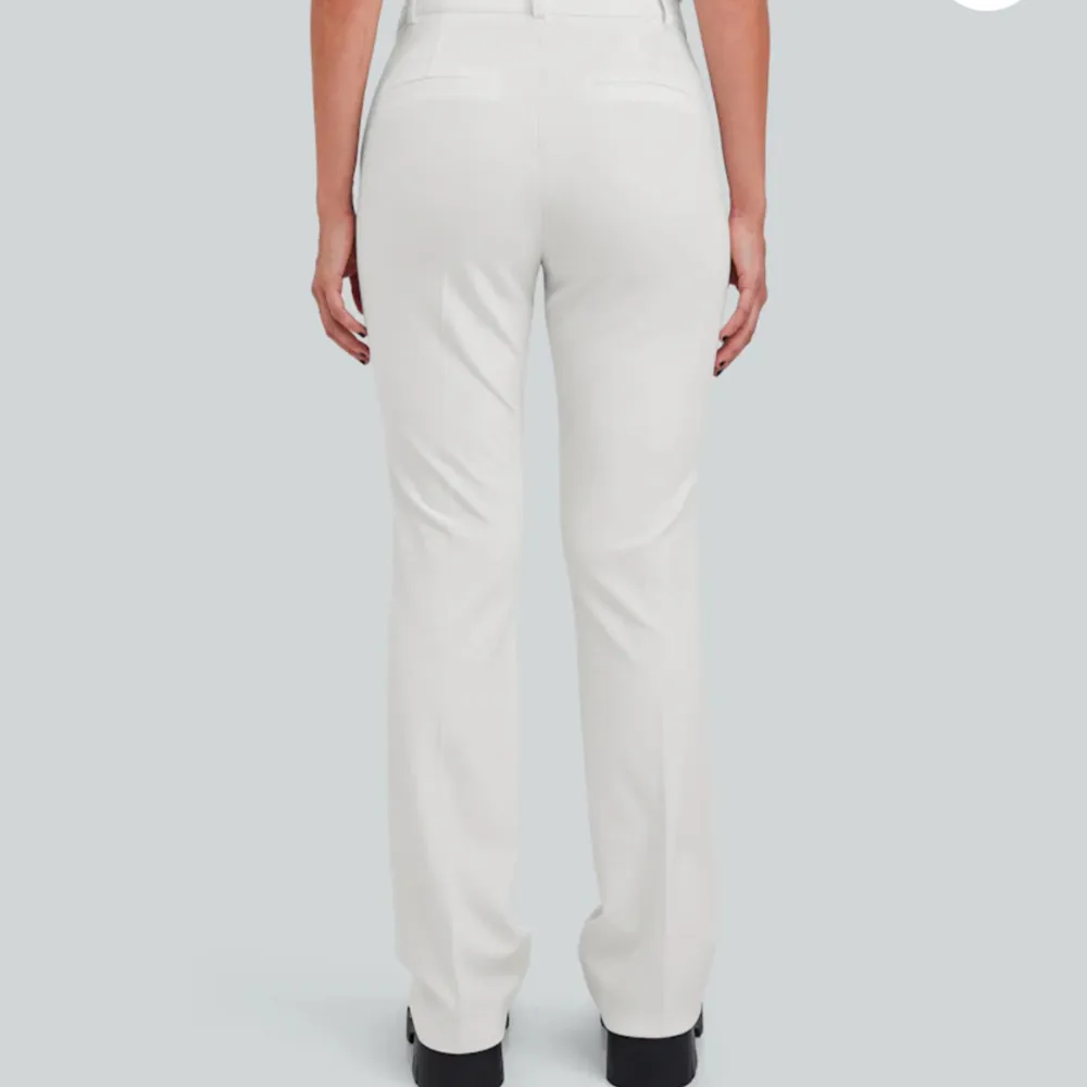 Jättefina vita kostymbyxor från bikbok! Storlek 34. Aldrig använda, som nya! Kostar 499 i butik, säljer för 200!. Jeans & Byxor.