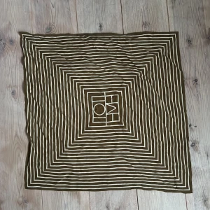 Sjal toteme - Sjal från toteme. Khakibrun 🌞